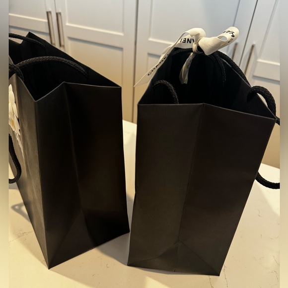 2 Chanel shopping bags with camellia flower and  ribbons, 2 small jewelry boxes. - Picture 4 of 9